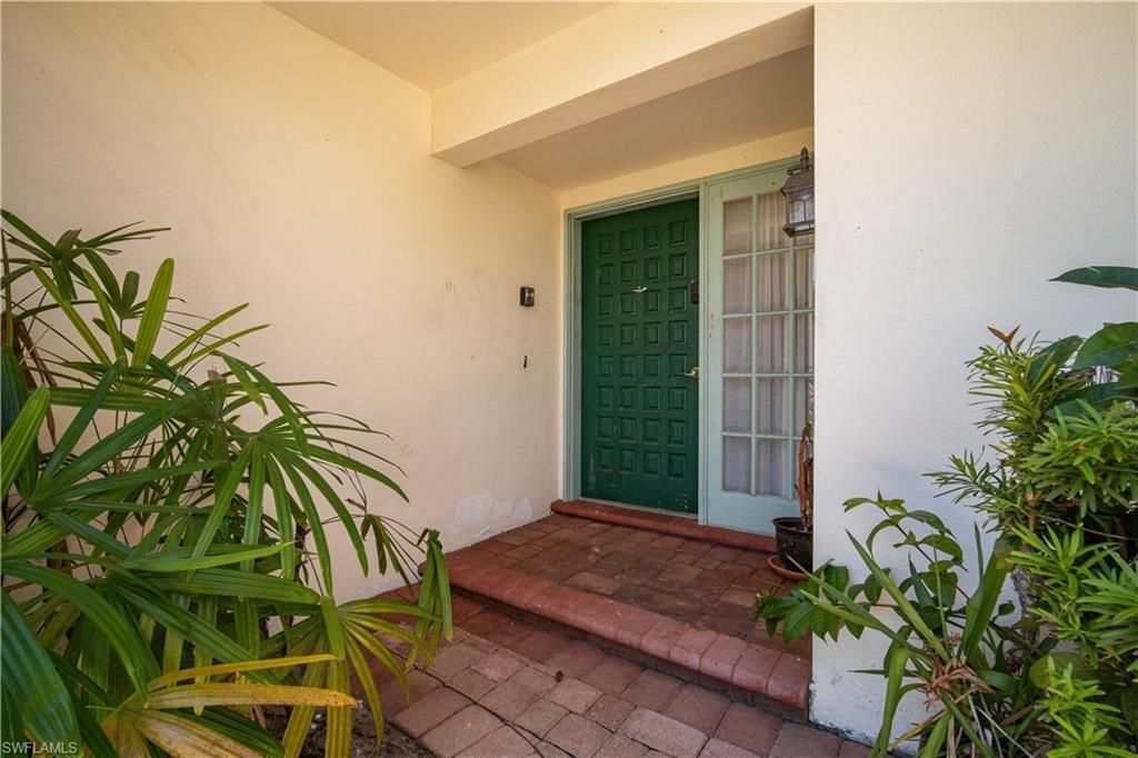 Photo of 10160 McGregor BLVD, FORT MYERS, FL 33919 (MLS # 2025018531)