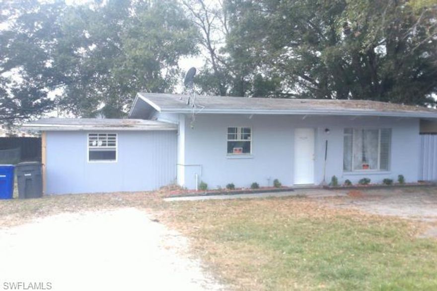 Investment Opportunity!
3 Bedroom, 1 bath home is a great residual income opportunity. 
Close to schools, parks and Downtown Fort Myers River District.