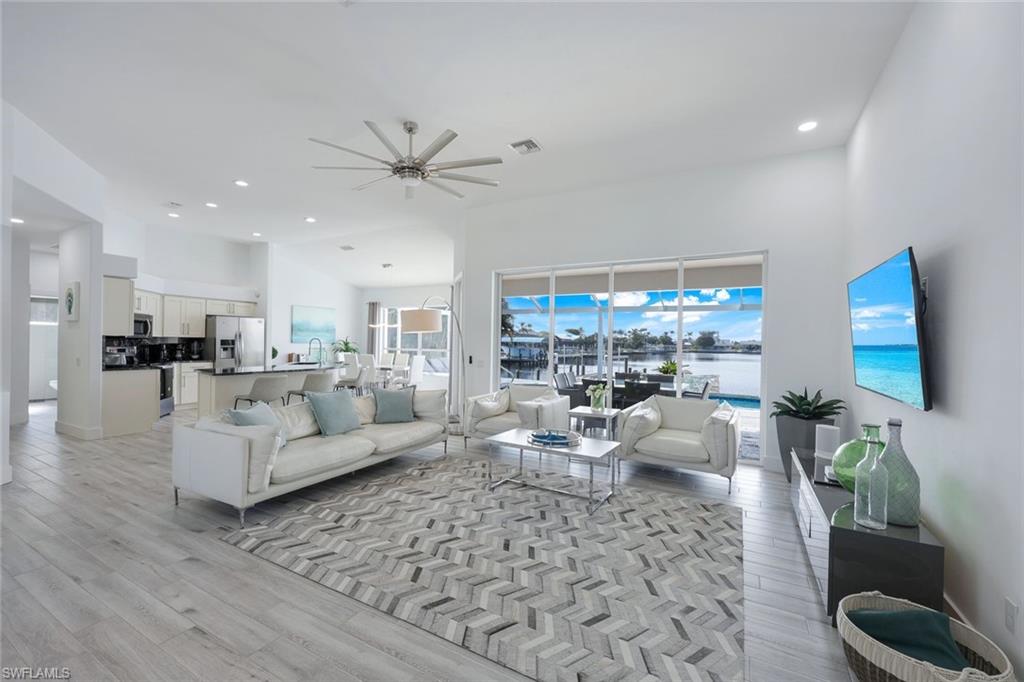 5024 SW Pelican BLVD