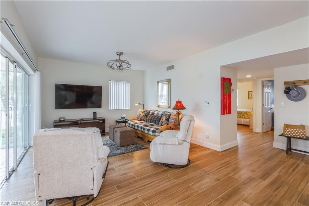 LAKESIDE GARDENS - Residential Lease