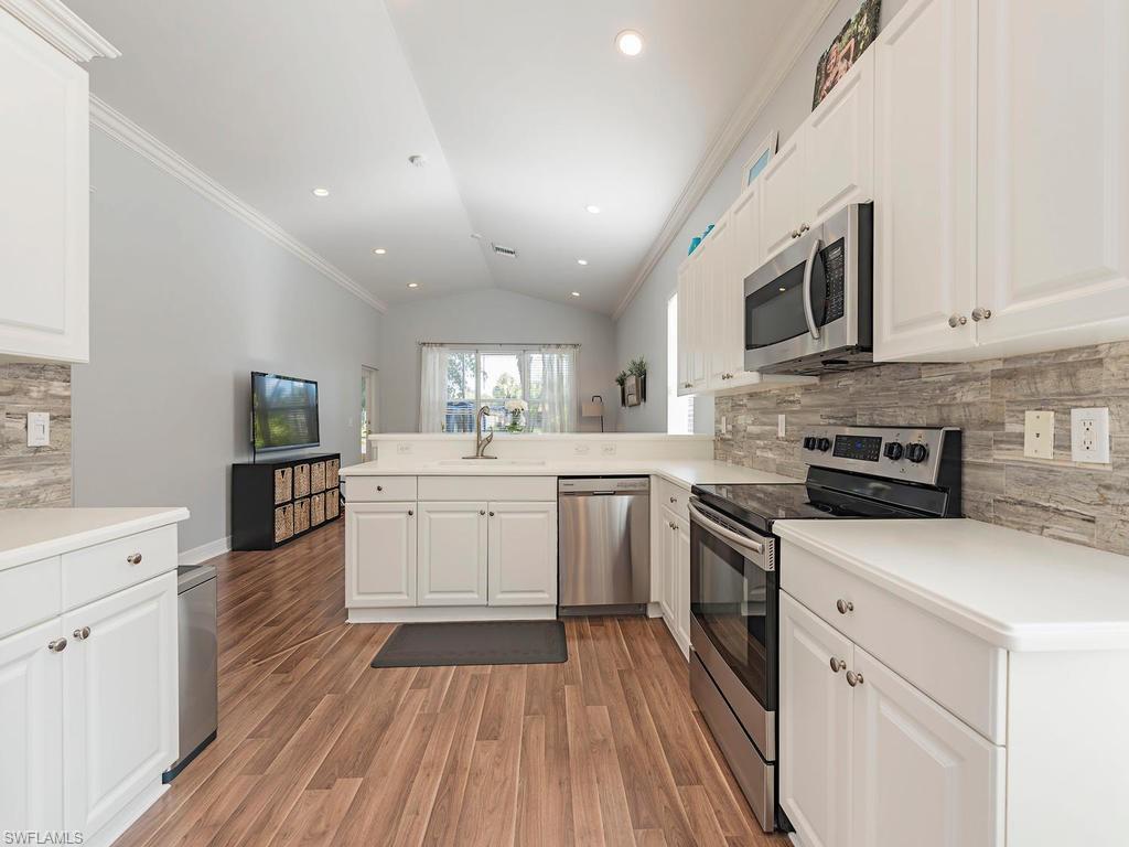 SATURNIA LAKES - Residential