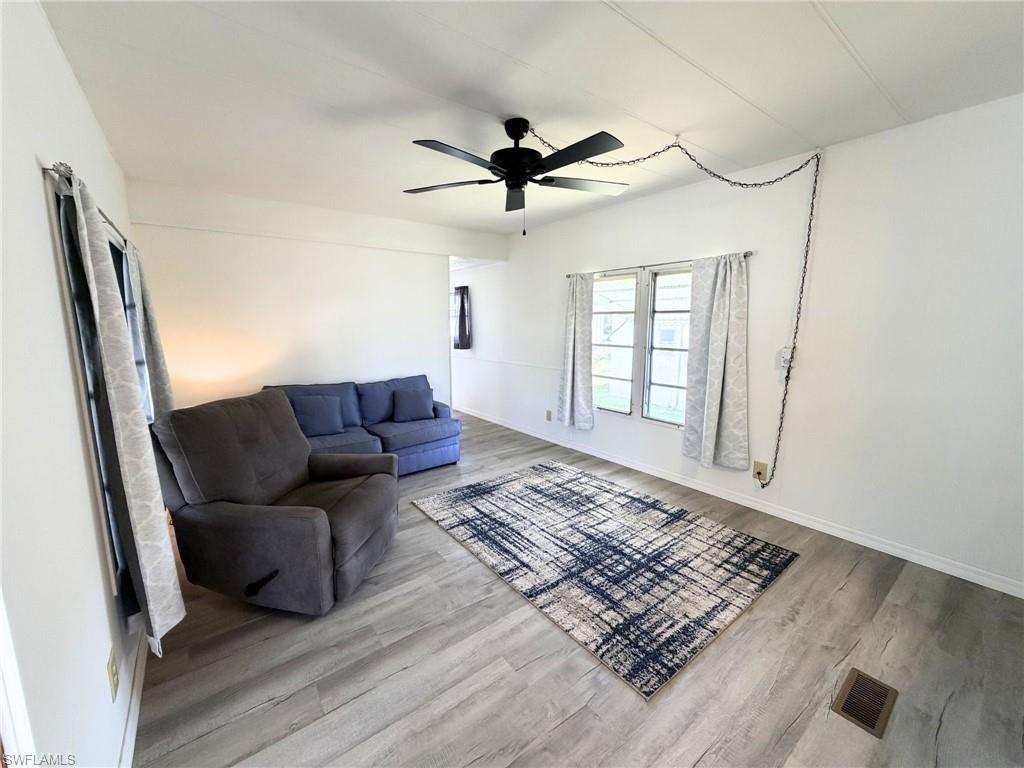 HOLIDAY MANOR - Residential