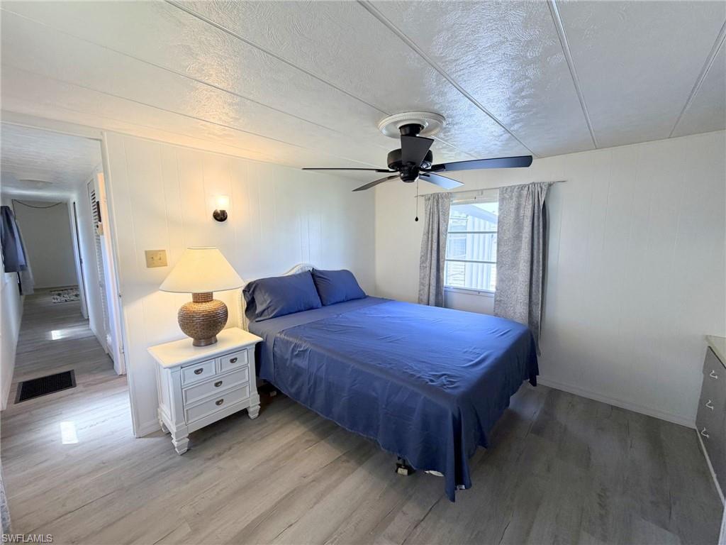 HOLIDAY MANOR - Residential