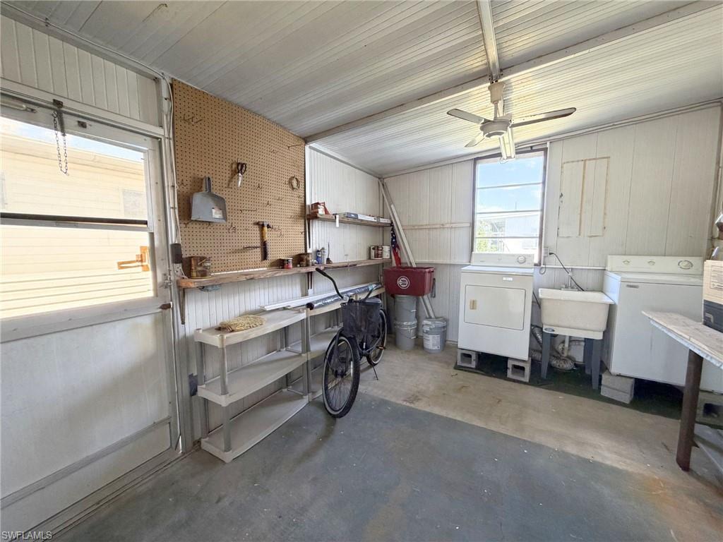 HOLIDAY MANOR - Residential