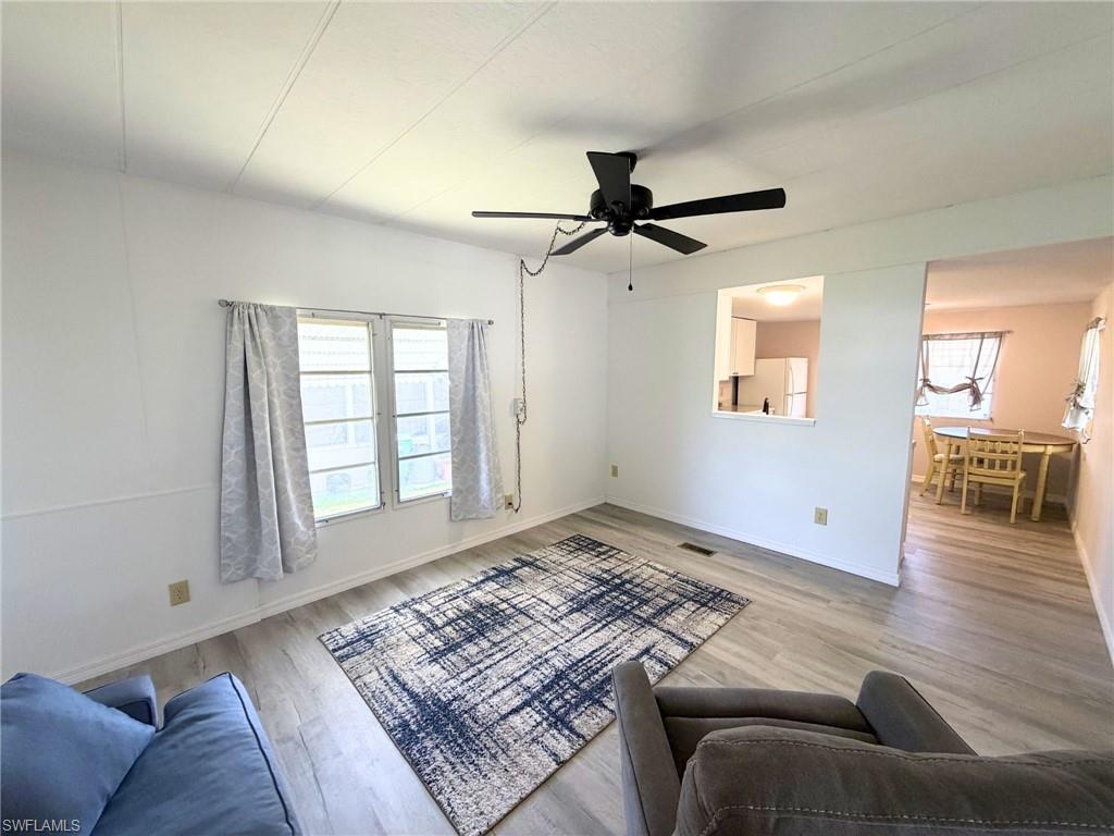 HOLIDAY MANOR - Residential