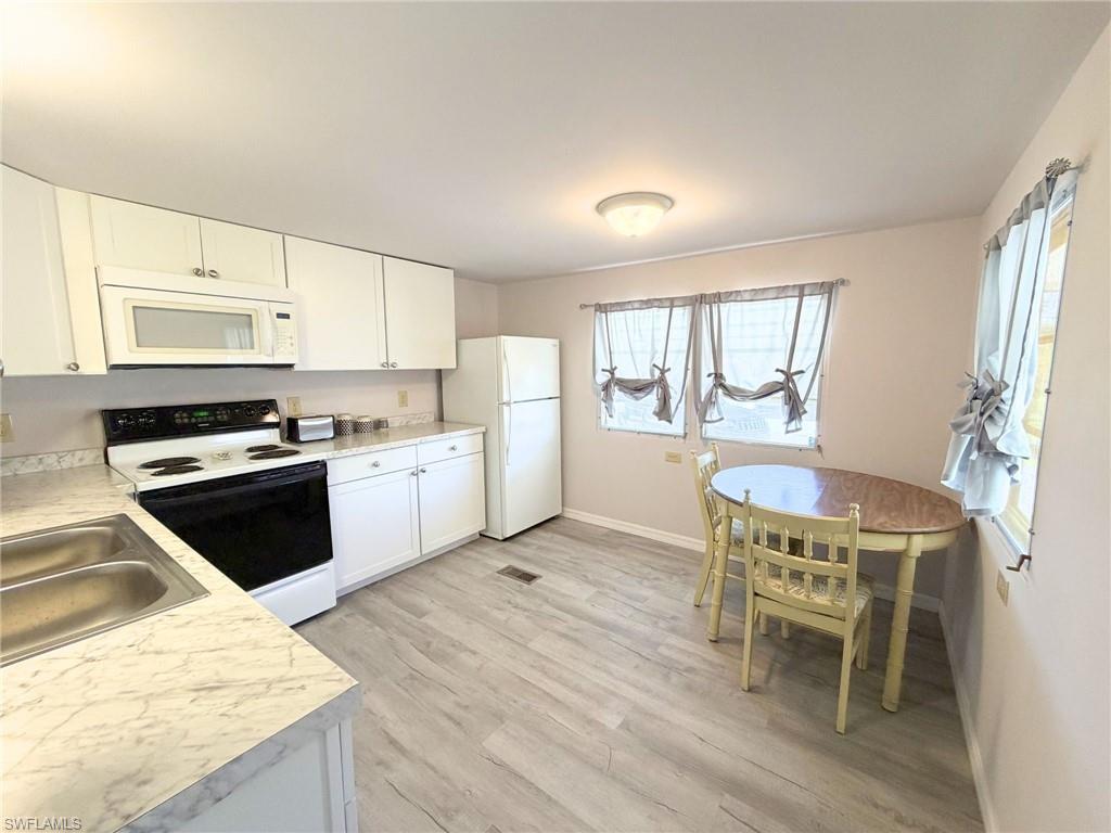 HOLIDAY MANOR - Residential