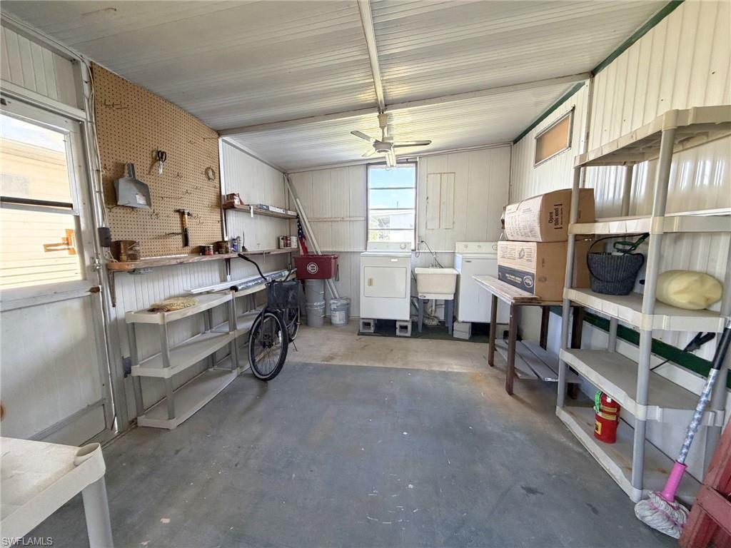 HOLIDAY MANOR - Residential