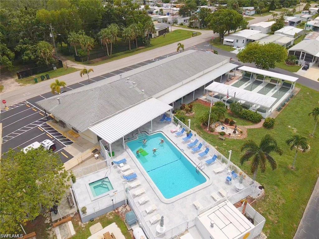 HOLIDAY MANOR - Residential