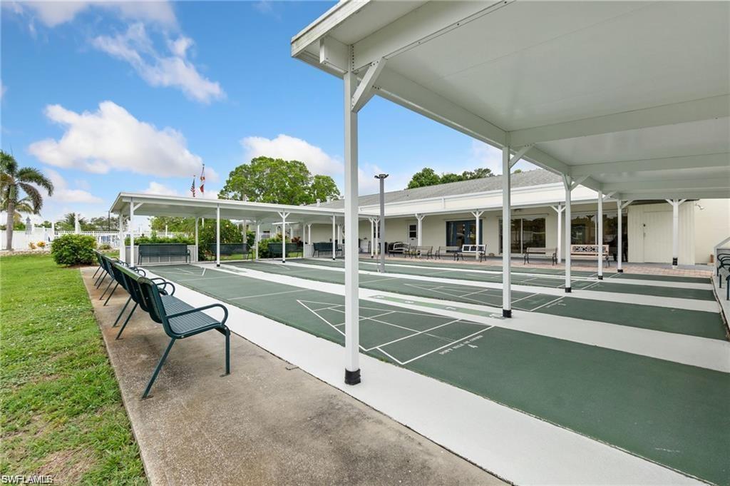 HOLIDAY MANOR - Residential