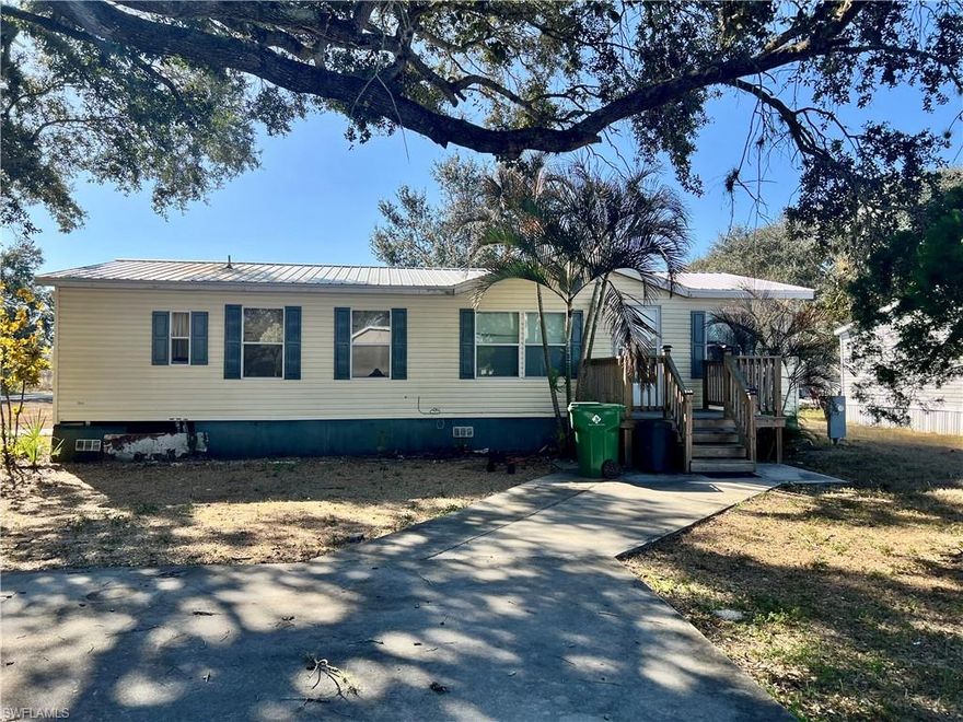 MOTIVATED SELLER !!!!   Centrally located 3 bedroom 2 bath manufactured home situated on .25 +/-  in the Tanglewood Oaks subdivision which is right outside city limits of Labelle.   With a little TLC, this home would be perfect as a starter home or investment property.  Literally located a stone's throw from school and shopping.
Make your appointment today!!!