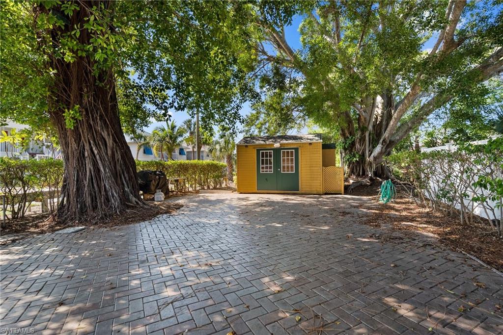 IMPERIAL SHORES - Residential