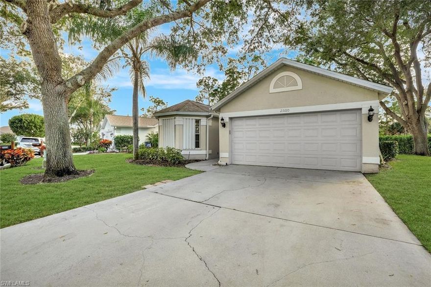 HIGHTLY DESIRABLE 3 BEDROOM 2 BATH IN FAIRWAY DUNES. THIS IS THE LARGEST FLOOR PLAN.
NICE COMMUNITY POOL, TENNIS COURTS AND BBQ AREA.
GREAT LOCATION CLOSE TO THE BEACH, SHOPPING CENTERS AND FORT MYERS INTERNATIONAL AIRPORT.
