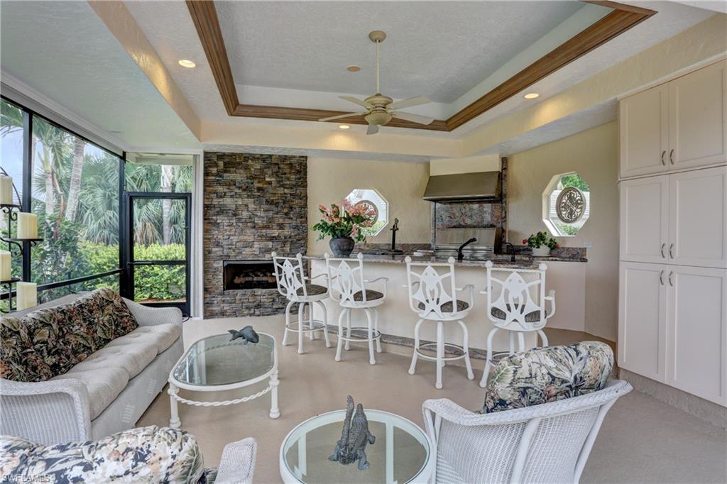 426 Rosemeade LN