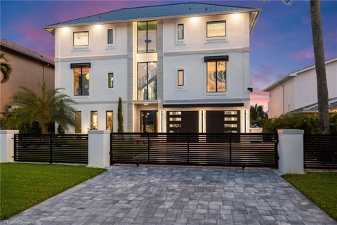 Photo of 18 Pelican ST E, NAPLES, FL 34113 (MLS # 226023652)
