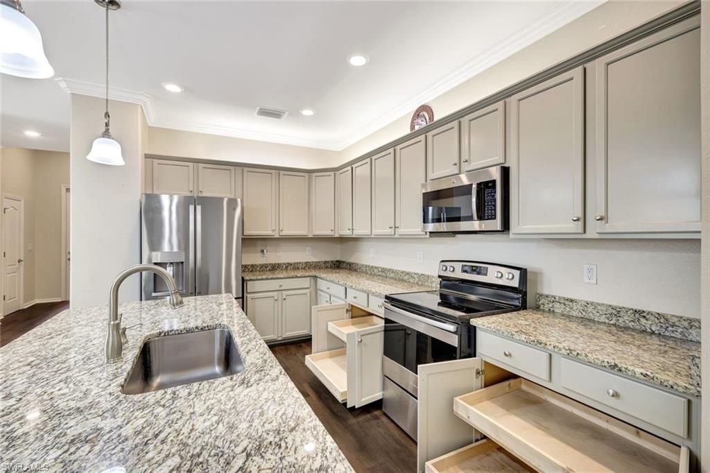 HAMPTON LAKES - Residential