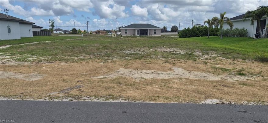 Great opportunity to own your own lot in the city of Cape Coral, ready to build the home of your dreams or an investment property. Submit your offer now before it’s too late!The seller has three additional lots available in the same area, conveniently located near shopping and restaurants.
Approx. Lot Size: 80x120x80x120