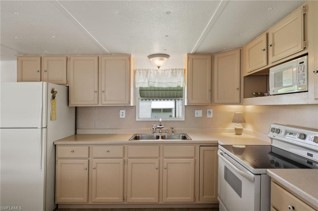 LAZY DAYS MOBILE VILLAGE - Residential