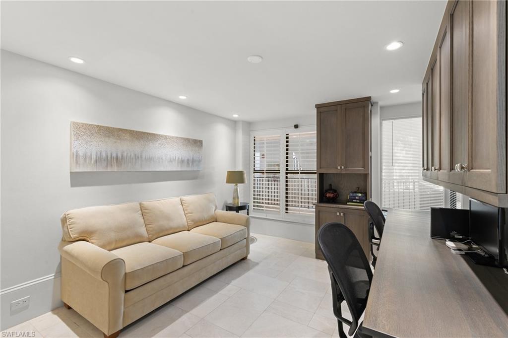 400 LA PENINSULA - Residential