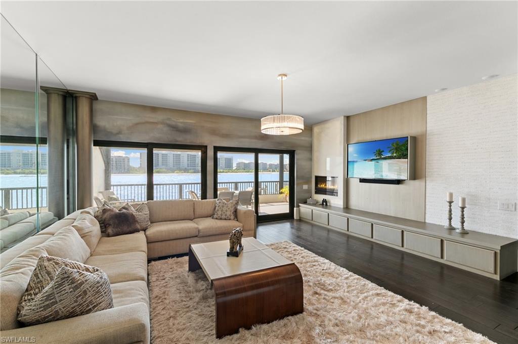 400 LA PENINSULA - Residential