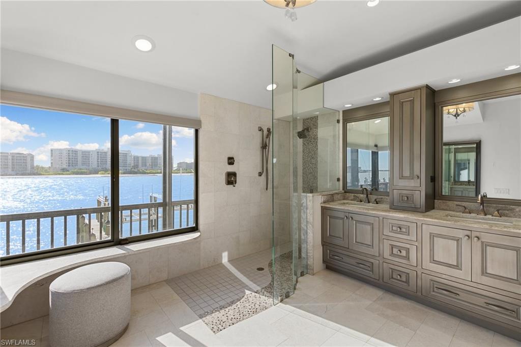 400 LA PENINSULA - Residential