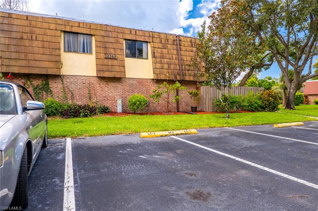 PARKWOODS TOWNHOUSE COMMUNITY - Residential