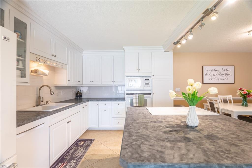 PARKWOODS TOWNHOUSE COMMUNITY - Residential