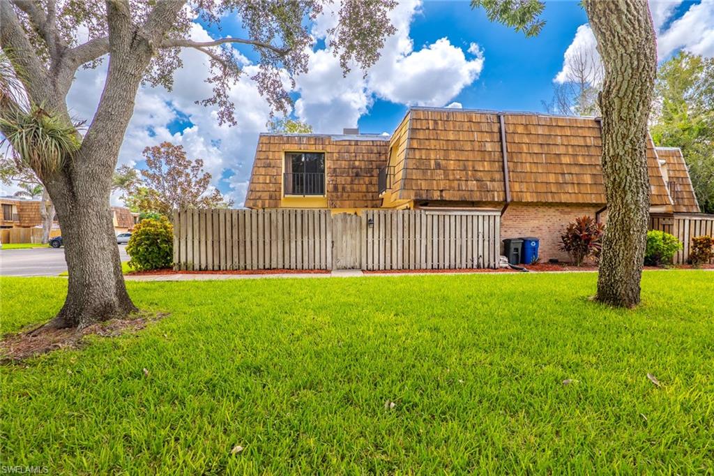 PARKWOODS TOWNHOUSE COMMUNITY - Residential