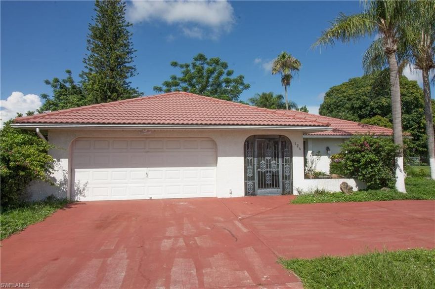 SPECTACULAR~~home in Willow Lake South Amazing neighborhood with wide streets and underground utilities. You'll love the SPACIOUS SPLIT 3 BR OPEN FLOOR PLAN. Large lanai with spa.