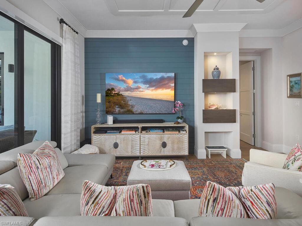 NAPLES SQUARE - Residential