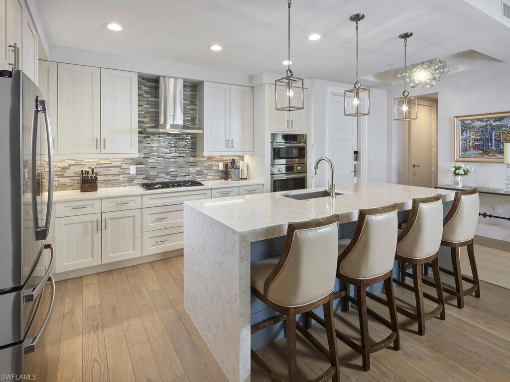 NAPLES SQUARE - Residential