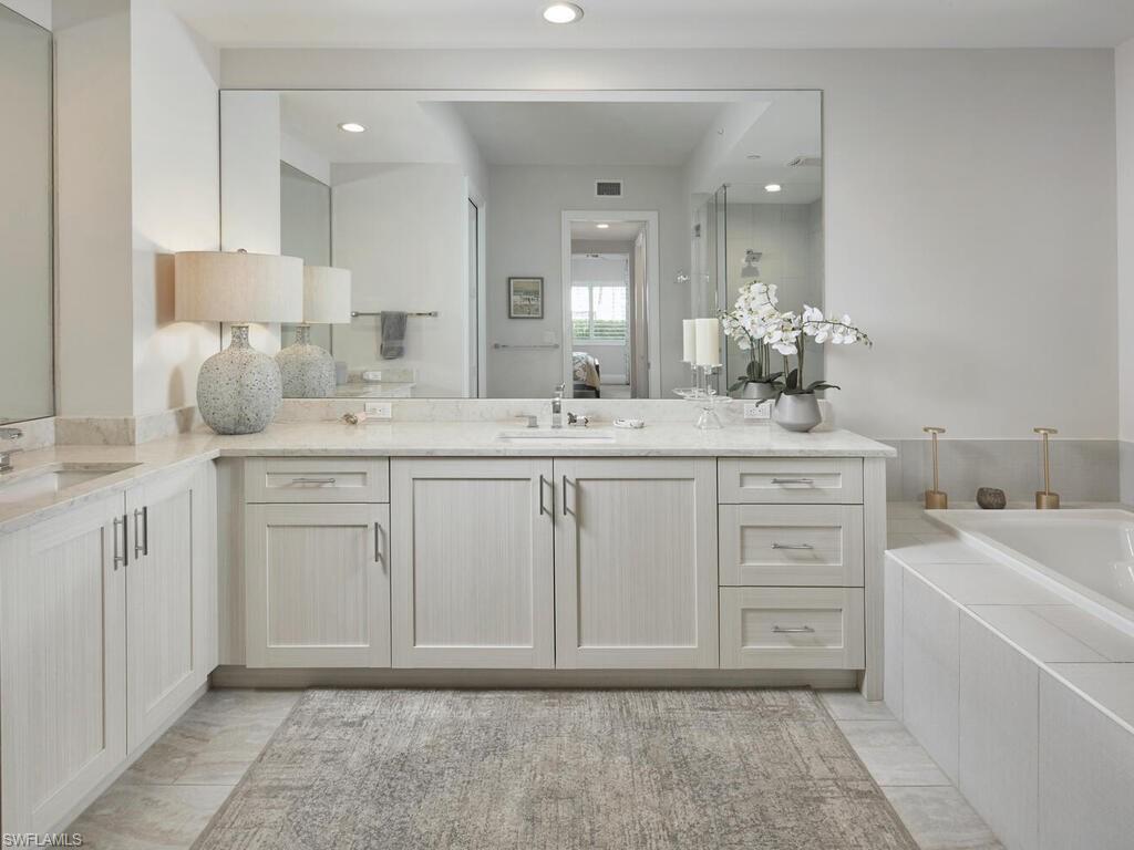 NAPLES SQUARE - Residential