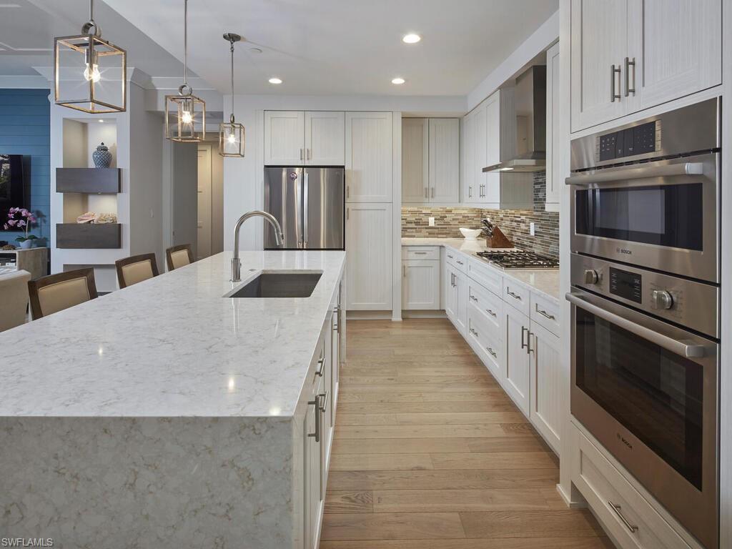 NAPLES SQUARE - Residential