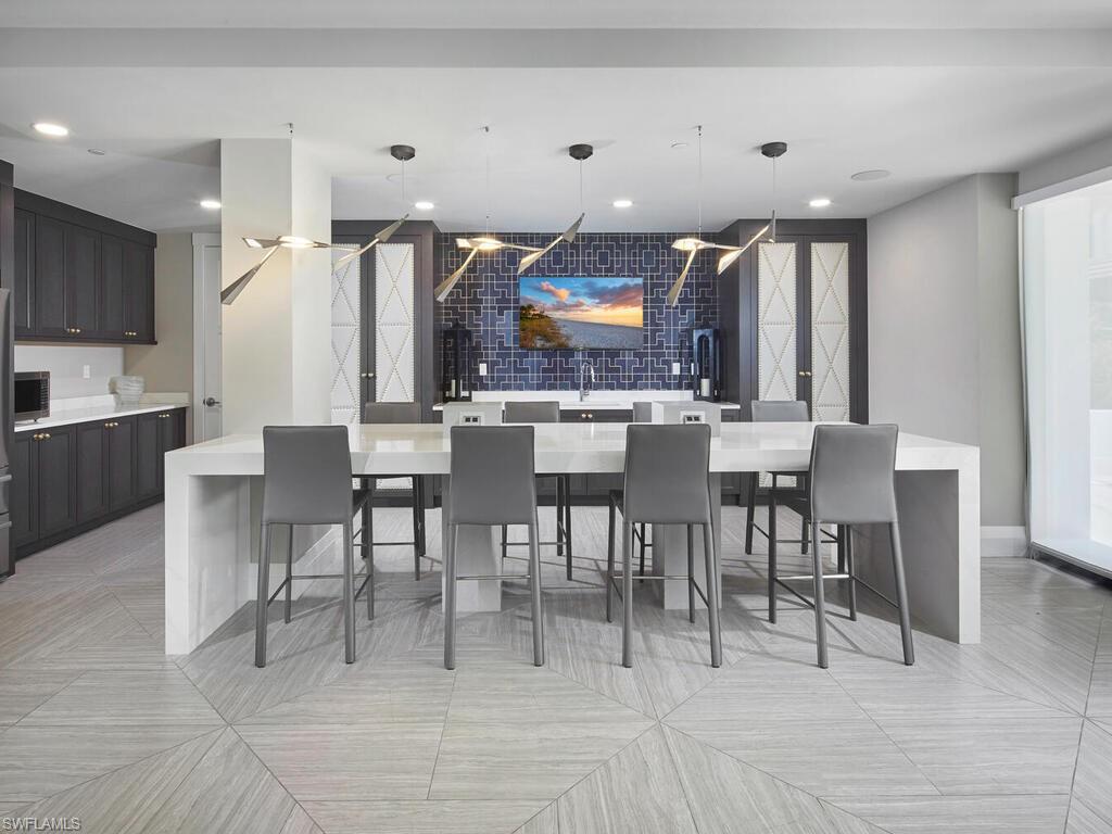 NAPLES SQUARE - Residential