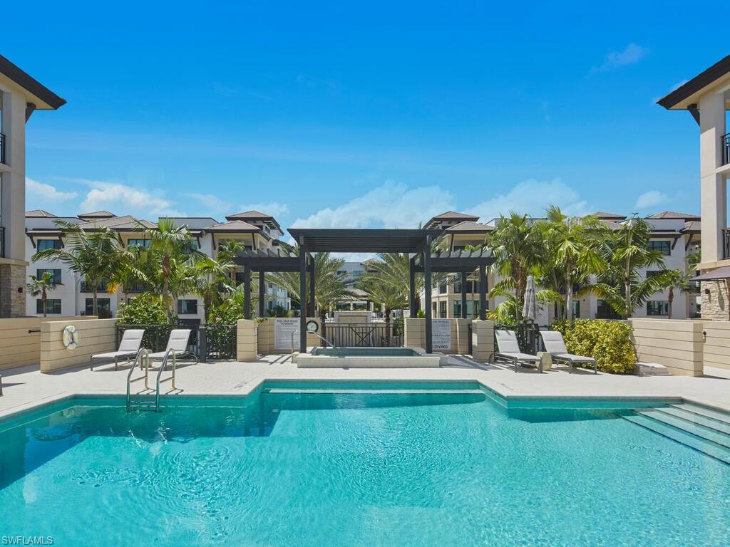 NAPLES SQUARE - Residential