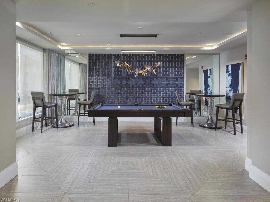 NAPLES SQUARE - Residential