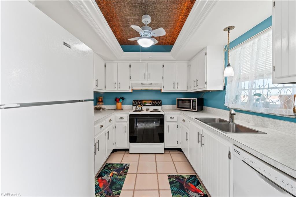 COUNTRY CLUB MANOR - Residential