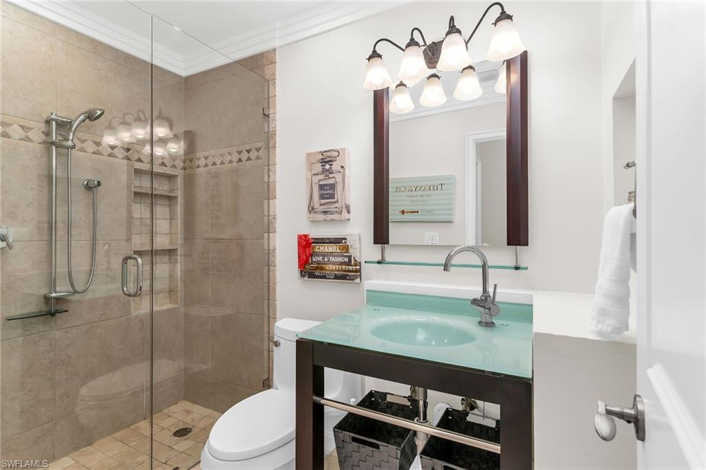 TOWN HOUSE SQUARE - Residential