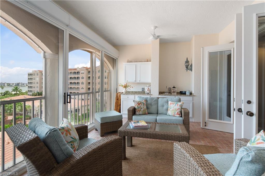 ROYAL MARCO POINT - Residential