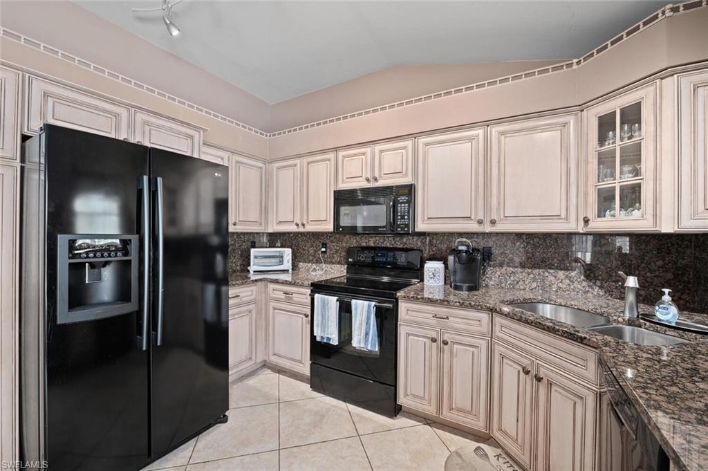 FOUNTAIN LAKES - Residential