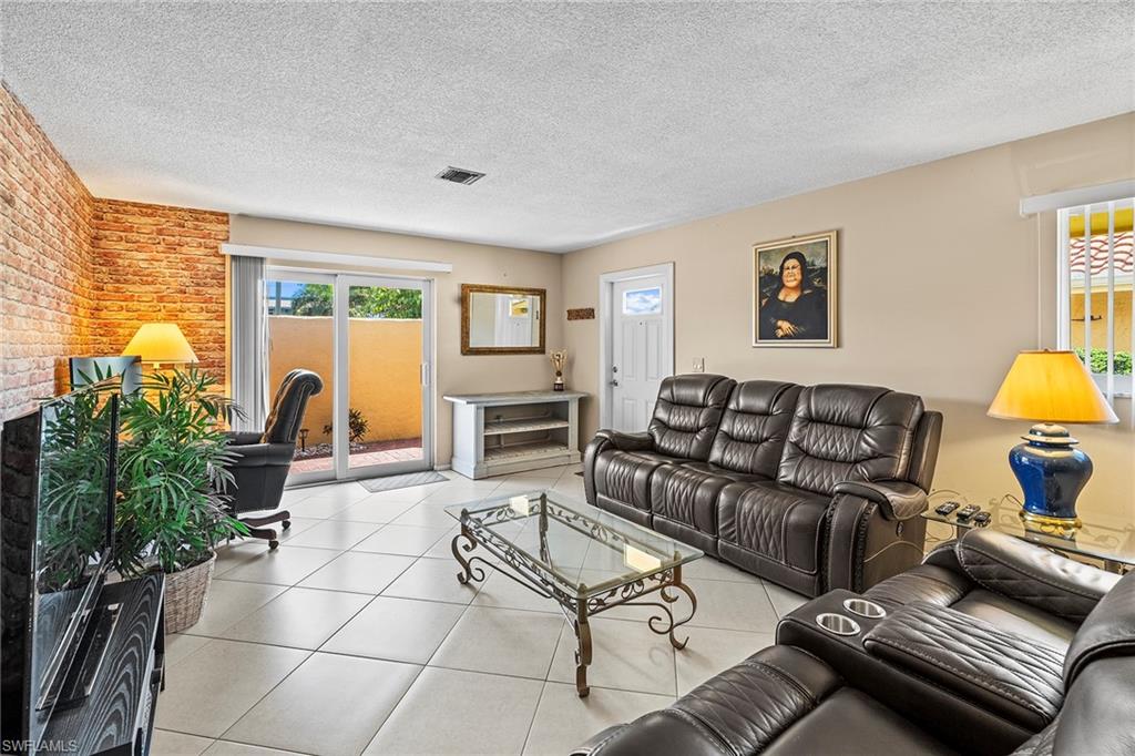 GLADES COUNTRY CLUB - Residential Lease