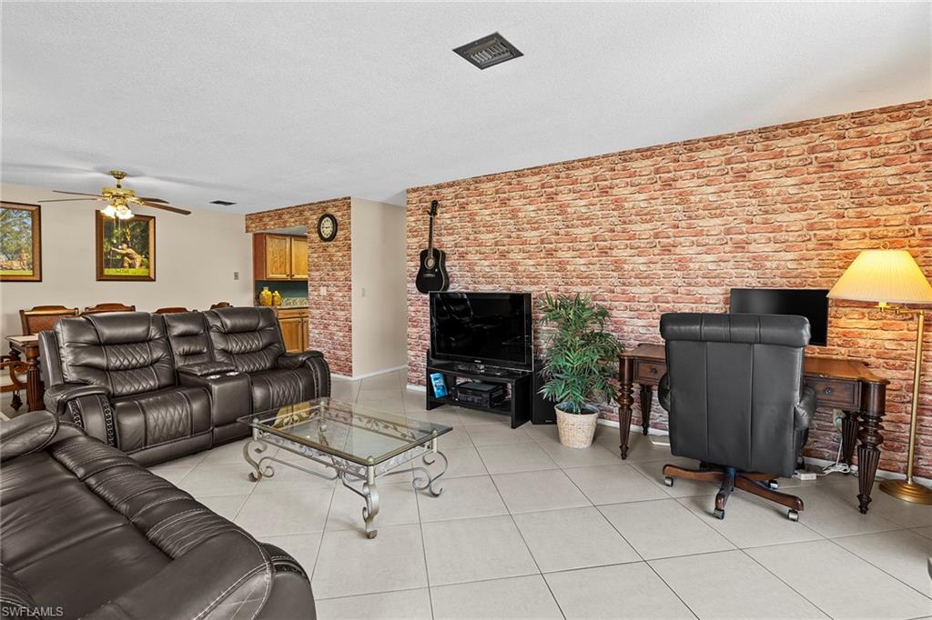 GLADES COUNTRY CLUB - Residential Lease