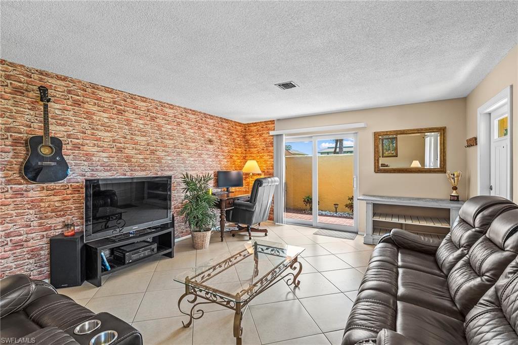 GLADES COUNTRY CLUB - Residential Lease