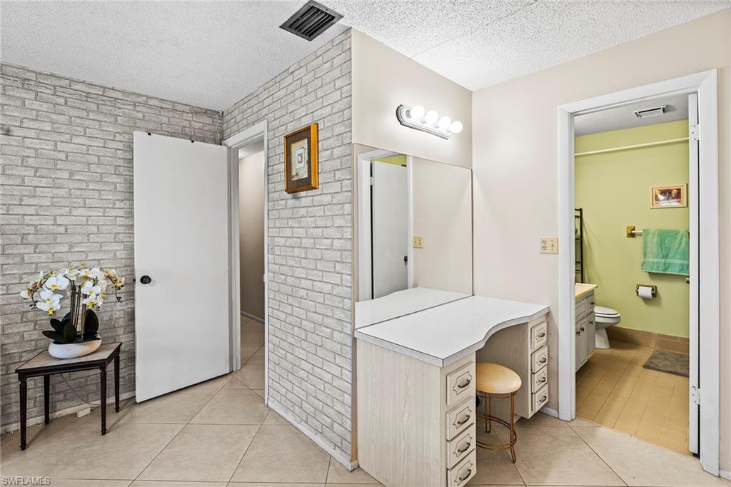 GLADES COUNTRY CLUB - Residential Lease