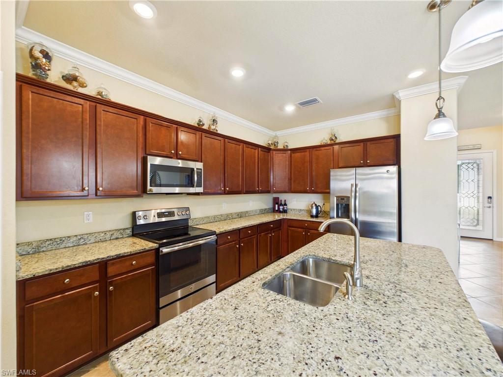 HAMPTON LAKES - Residential