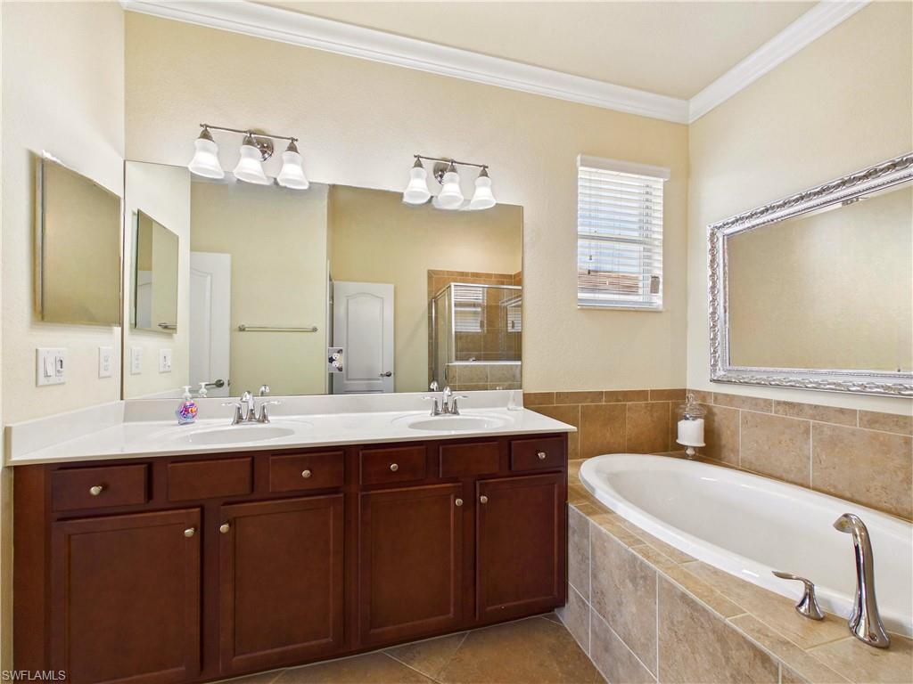 HAMPTON LAKES - Residential