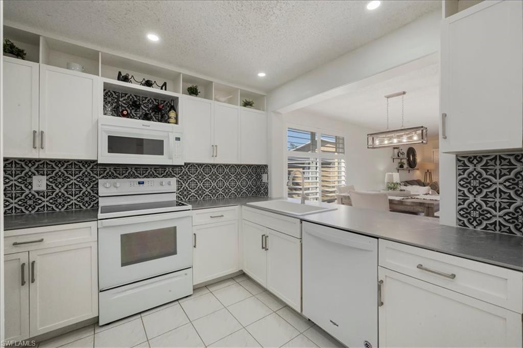 ABBEY ON THE LAKE - Residential