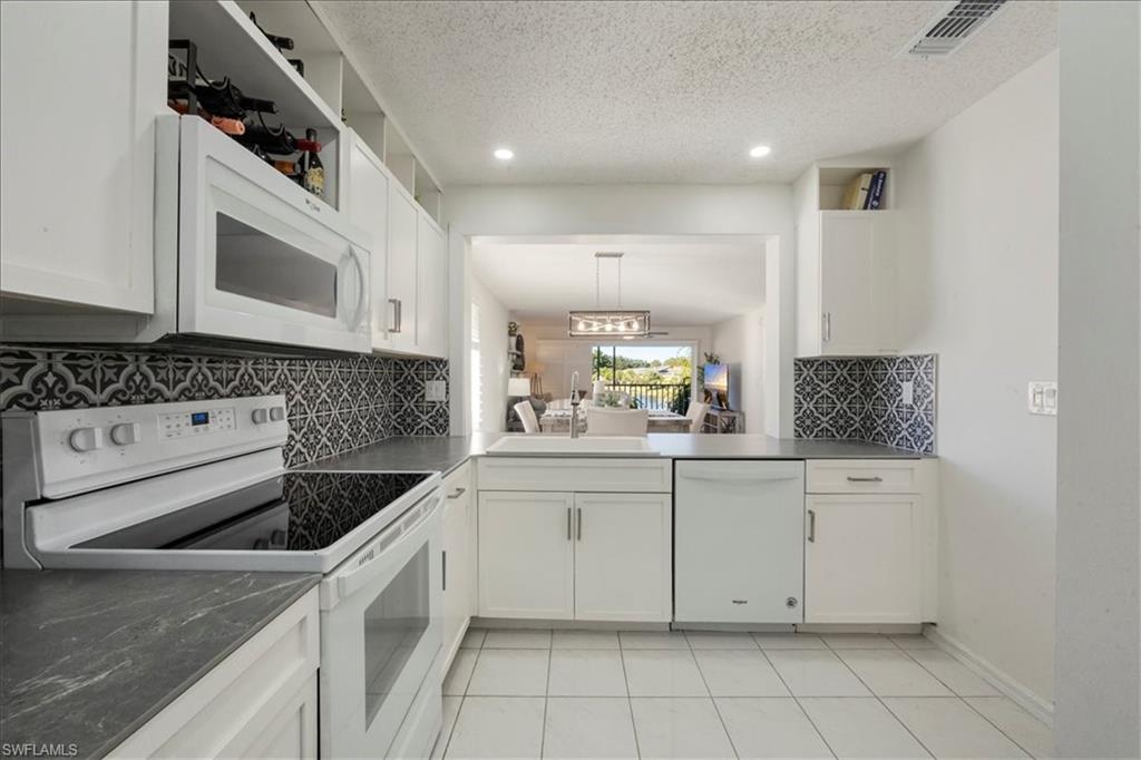 ABBEY ON THE LAKE - Residential