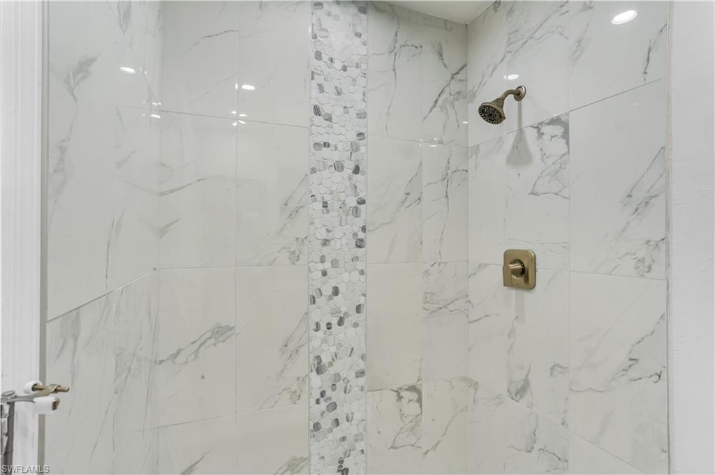 ROYAL WOODS - Residential