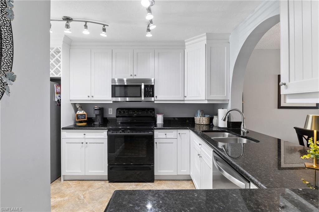 ABBEY ON THE LAKE - Residential