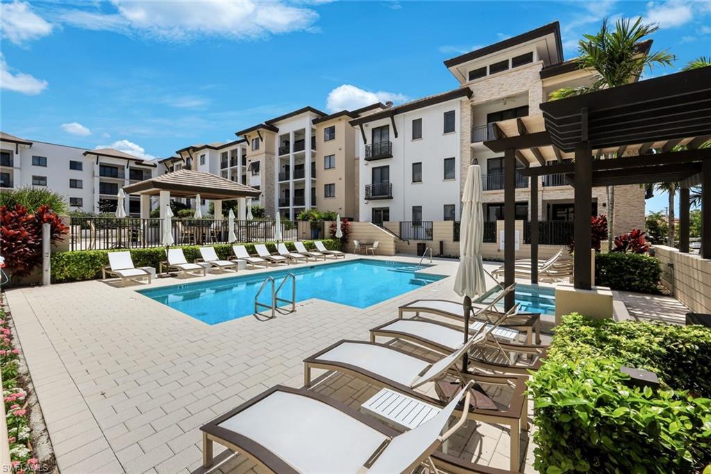 NAPLES SQUARE - Residential